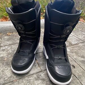 Men’s size 13 Aura snowboard boots vans